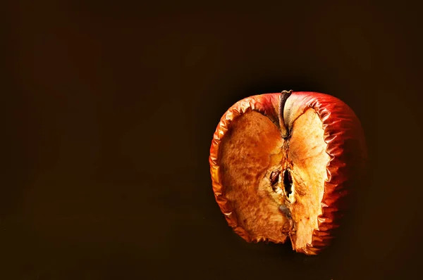 Krypande Rött Äpple Närbild Foto Svart Bakgrund Kopiera Utrymme Stockbild