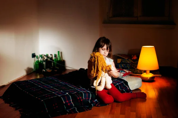 Самотня Біла Дівчина Порожній Темній Кімнаті Тримає Ляльку Пляшки Фоні — стокове фото