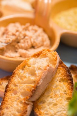 Arka planda kızarmış ciabatta ve ringa kremalı peynir. Ekmeğin yakın plan fotoğrafı. Boşluğu kopyala