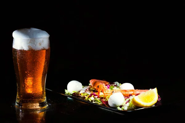 Vaso Cerveza Ligera Ensalada Con Shtimp Rojo Argentino Foto Sobre — Foto de Stock