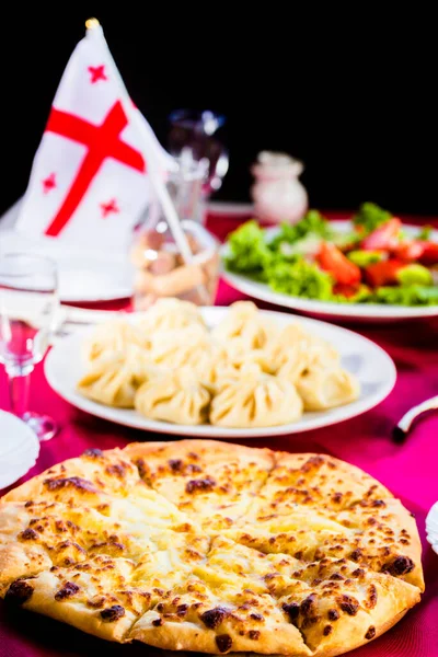 Khachapuri Com Queijo Prato Tradicional Georgiano Pão Recheado Queijo Mesa — Fotografia de Stock