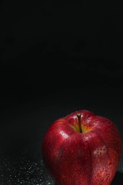 Damlalı kırmızı ıslak elma