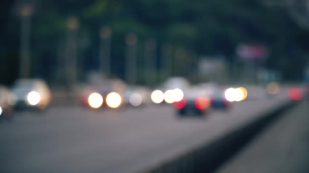 Auto's in snelweg in avond defocus — Stockvideo