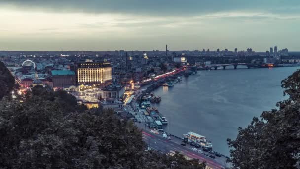 Serata Kiev Timelapse. Parte centrale della città di Kiev e del fiume Dnieper — Video Stock