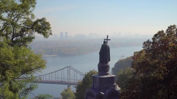 Denkmal des Heiligen Wolodymyr und Fluss Dnjepr in Kiev — Stockvideo