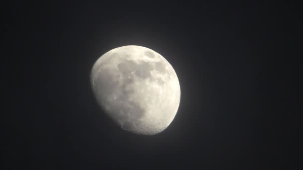 Місяць у нічному небі. Хмари плавають вздовж Місяця — стокове відео