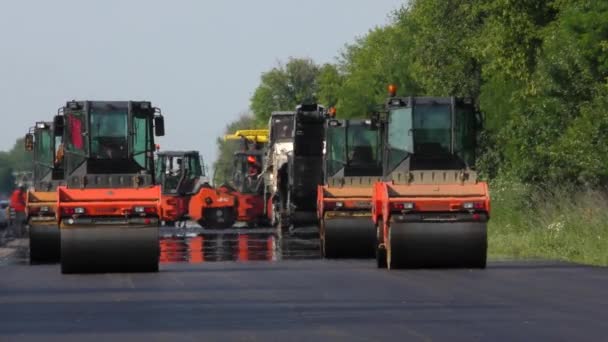 Rodillos de carretera compacta el asfalto — Vídeo de stock