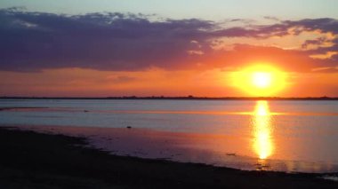 Gölün üzerinde güzel bir gün batımı