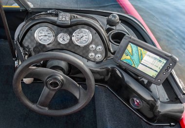 Nehirde bir balıkçı teknesi