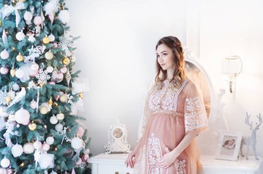 güzel genç hamile kadın evde