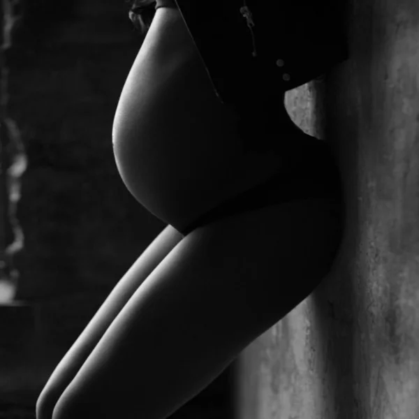 Krásná Mladá Těhotná Žena Domácnosti — Stock fotografie