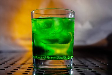 Votka cin, rom, tekila ve renkli ışıkları olan bir gece kulübündeki bir barda buzlu kokteyl.