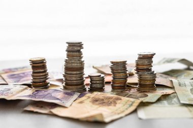 Bir yığın bozuk para 1 milyon yuan yen pound zloty rupi kaplama banknotlar ve beyaz arka plan