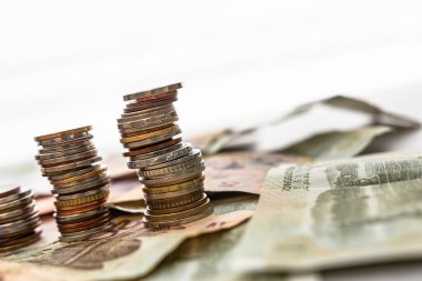 Bir yığın bozuk para 1 milyon yuan yen pound zloty rupi kaplama banknotlar ve beyaz arka plan