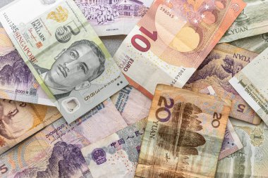 çok farklı banknotlar dolar dolar yuan arka plan
