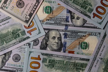 Ödeme günü: bir sürü banknot. 100 dolar geçmiş.