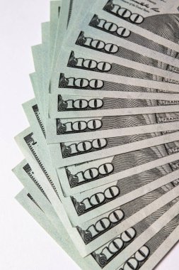 Beyaz arka planda çok sayıda 100 dolarlık banknotlar