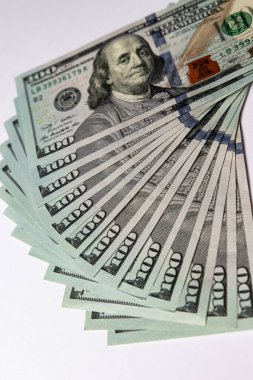 Beyaz arka planda çok sayıda 100 dolarlık banknotlar