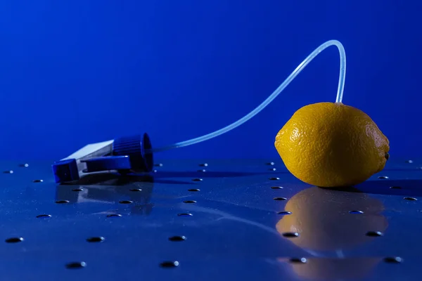 Освежитель Воздуха Очиститель Окон Лимон Металлической Поверхности Синем Фоне — стоковое фото