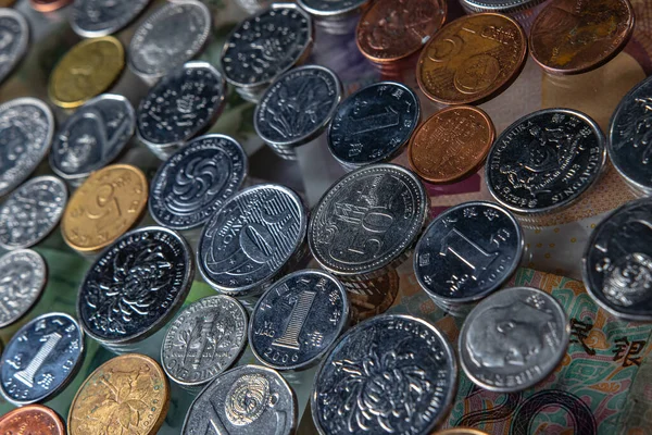 Много Монет Доллар Евро Юань Франк Иен Фунт Злотых Рупий — стоковое фото