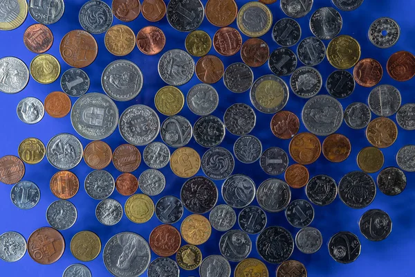 Много Монет Доллар Евро Юань Франк Иен Фунт Злотых Рупий — стоковое фото