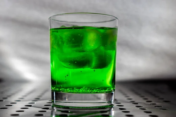 Cocktail Vert Avec Vodka Gin Rhum Sambuca Tequila Des Morceaux Photo De Stock