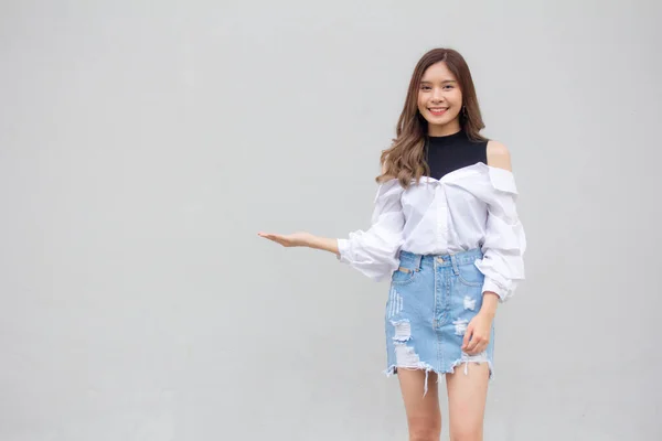 Retrato Tailandés Jeans Falda Camisa Blanca Adulto Hermosa Chica Mostrar —  Fotos de Stock