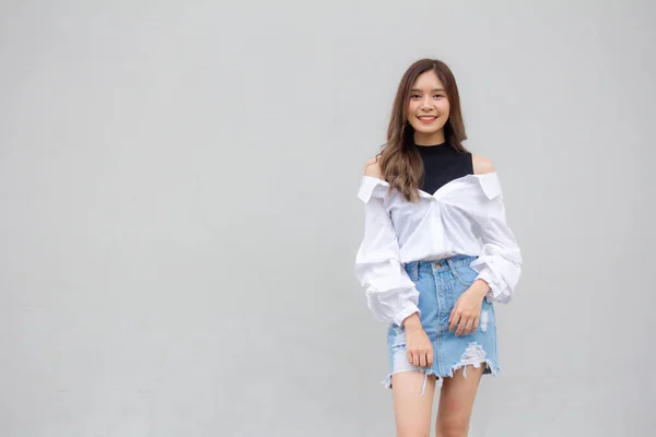 Retrato Tailandés Jeans Falda Camisa Blanca Adulto Hermosa Chica Relajarse —  Fotos de Stock