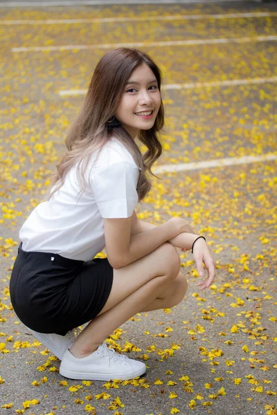 Retrato Tailandés Estudiante Adulto Universidad Uniforme Hermosa Chica Relajarse Sonreír — Foto de Stock