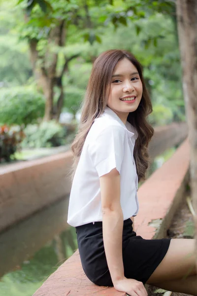 Ritratto Thai Adulto Studente Università Uniforme Bella Ragazza Rilassarsi Sorridere — Foto Stock