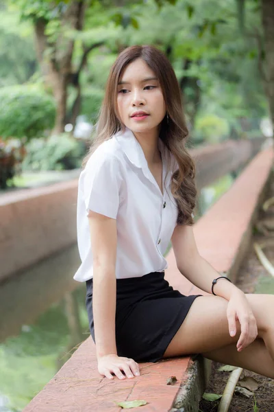 Retrato Tailandês Adulto Estudante Universidade Uniforme Bela Menina Relaxar Sorrir — Fotografia de Stock