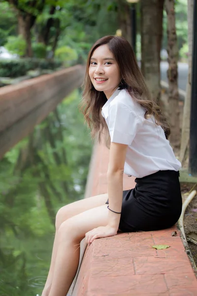 Ritratto Thai Adulto Studente Università Uniforme Bella Ragazza Rilassarsi Sorridere — Foto Stock