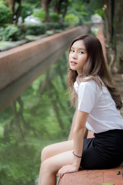 Retrato Tailandês Adulto Estudante Universidade Uniforme Bela Menina Relaxar Sorrir — Fotografia de Stock