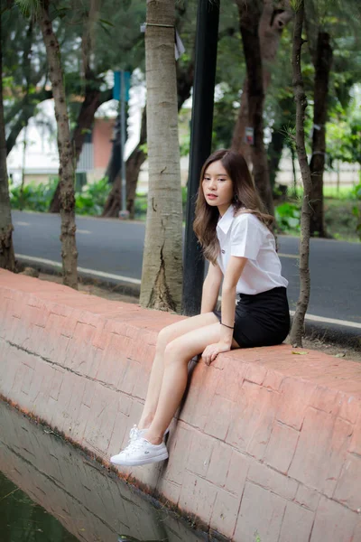 Retrato Tailandês Adulto Estudante Universidade Uniforme Bela Menina Relaxar Sorrir — Fotografia de Stock