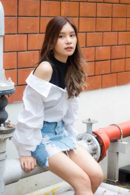 Tayland pantolonu portresi etek beyaz gömlek yetişkin güzel kız rahatla ve gülümse