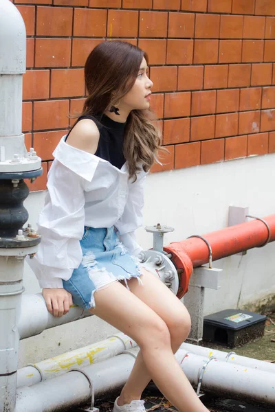 Portrait Von Thai Jeans Rock Weißes Hemd Erwachsene Schöne Mädchen — Stockfoto