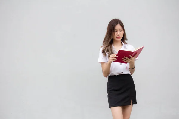 Potret Thai Mahasiswa Dewasa Seragam Universitas Gadis Cantik Membaca Buku — Stok Foto