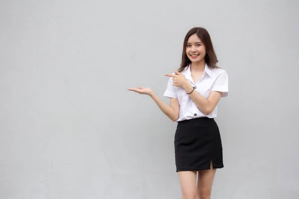 Retrato Tailandês Adulto Estudante Universidade Uniforme Bela Menina Mostrar Mão — Fotografia de Stock