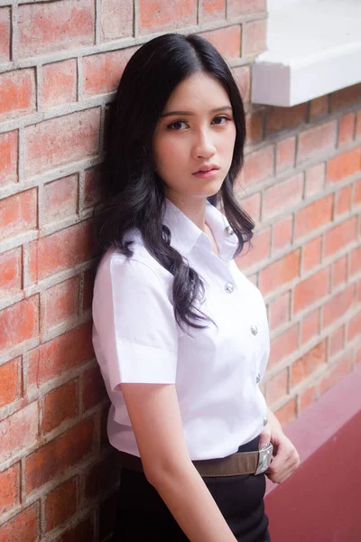 Retrato Tailandês Adulto Estudante Universidade Uniforme Bela Menina Relaxar Sorrir — Fotografia de Stock