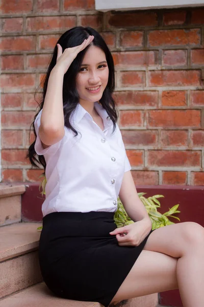 Retrato Tailandés Estudiante Adulto Universidad Uniforme Hermosa Chica Relajarse Sonreír — Foto de Stock