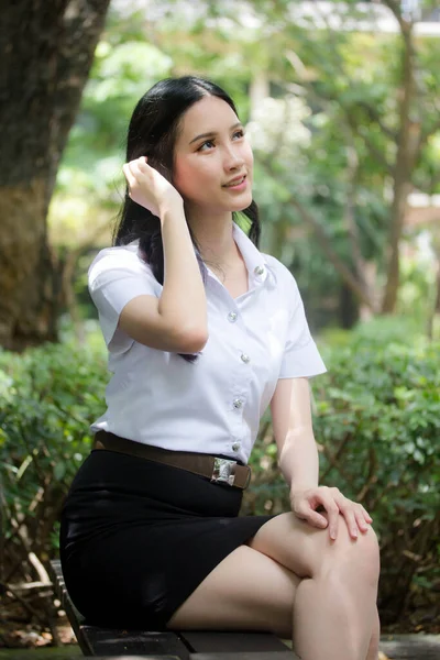 Портрет Тайского Взрослого Студенческого Университета Униформа Красивая Девушка Расслабиться Улыбаться — стоковое фото
