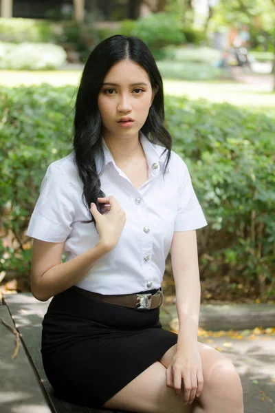 Retrato Tailandês Adulto Estudante Universidade Uniforme Bela Menina Relaxar Sorrir — Fotografia de Stock