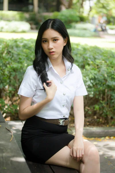 Retrato Tailandês Adulto Estudante Universidade Uniforme Bela Menina Relaxar Sorrir — Fotografia de Stock