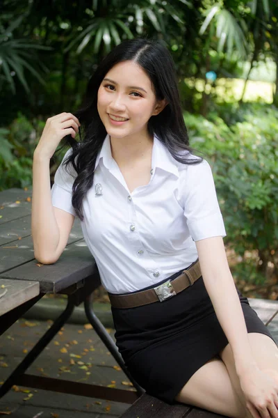 Retrato Tailandês Adulto Estudante Universidade Uniforme Bela Menina Relaxar Sorrir — Fotografia de Stock