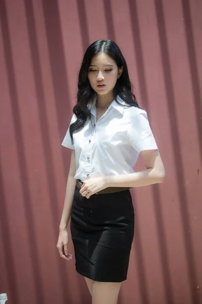 Retrato Tailandés Estudiante Adulto Universidad Uniforme Hermosa Chica Relajarse Sonreír — Foto de Stock