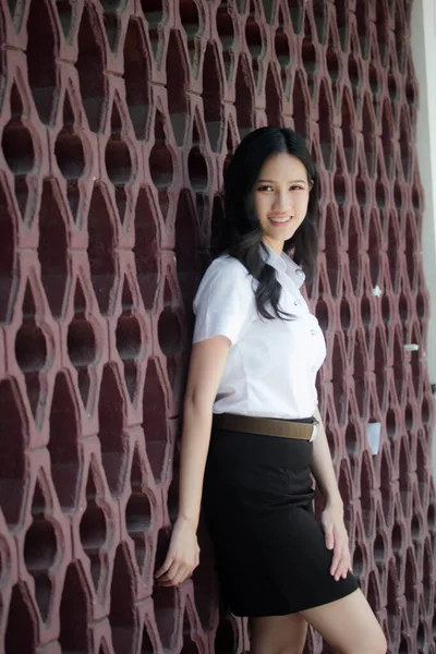 Retrato Tailandês Adulto Estudante Universidade Uniforme Bela Menina Relaxar Sorrir — Fotografia de Stock