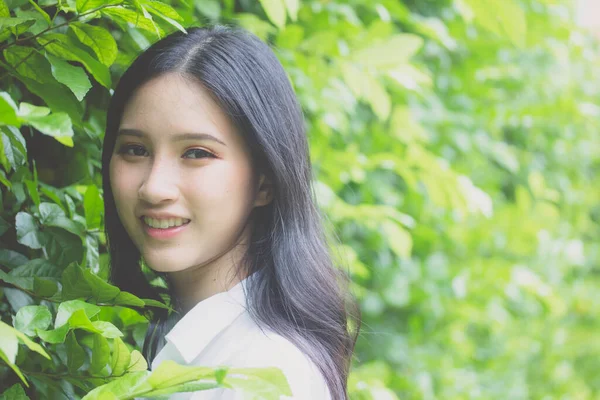 Retrato Tailandés China Adulto Hermosa Niña Camisa Blanca Vaqueros Azules —  Fotos de Stock