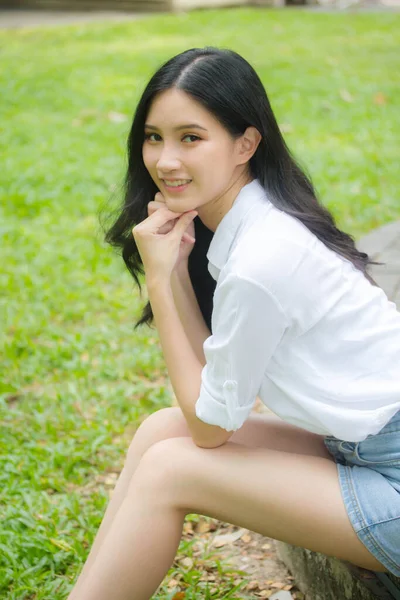 Portrait Von Thai China Erwachsene Schöne Mädchen Weißes Hemd Blaue — Stockfoto