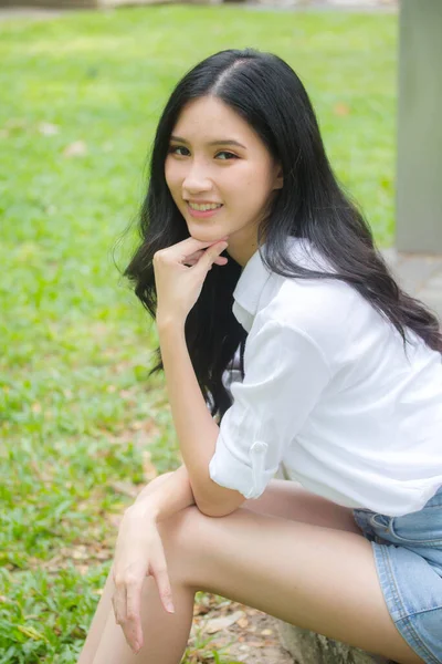 Retrato Tailandés China Adulto Hermosa Niña Camisa Blanca Vaqueros Azules — Foto de Stock