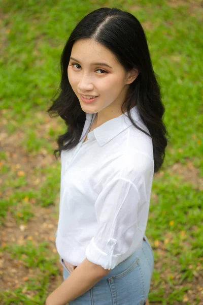 Portrait Thai China Gadis Cantik Kemeja Putih Blue Jeans Relax — Stok Foto